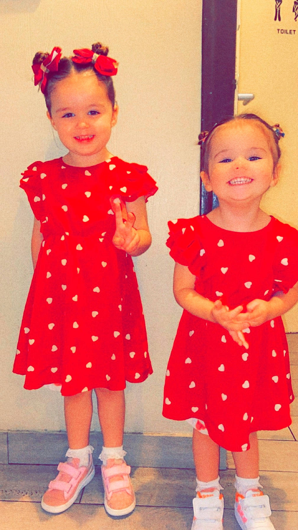 Lena a rejoint le concours — aidez-le/la à gagner de superbes lots ! baby_toddler_clothing, clothing, day_dress, dress, face, facial_expression, gesture, hairstyle, hand, happy, head, joy, one_piece_garment, person, pink, shoe, skin, sleeve, smile, standing