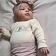 Aylisse participe au concours pour gagner de l'argent avec cette photo : baby, infant, headband, bow, onesie, sleepy, bear, clothing, pastel_colors, bed, blanket, soft_fabric, cute, portrait, child, lying_down, indoors, skin, hand, face