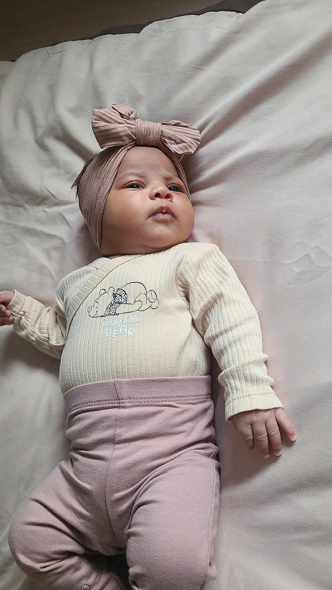 Aylisse participe au concours pour gagner de l'argent avec cette photo : baby, infant, headband, bow, onesie, sleepy, bear, clothing, pastel_colors, bed, blanket, soft_fabric, cute, portrait, child, lying_down, indoors, skin, hand, face