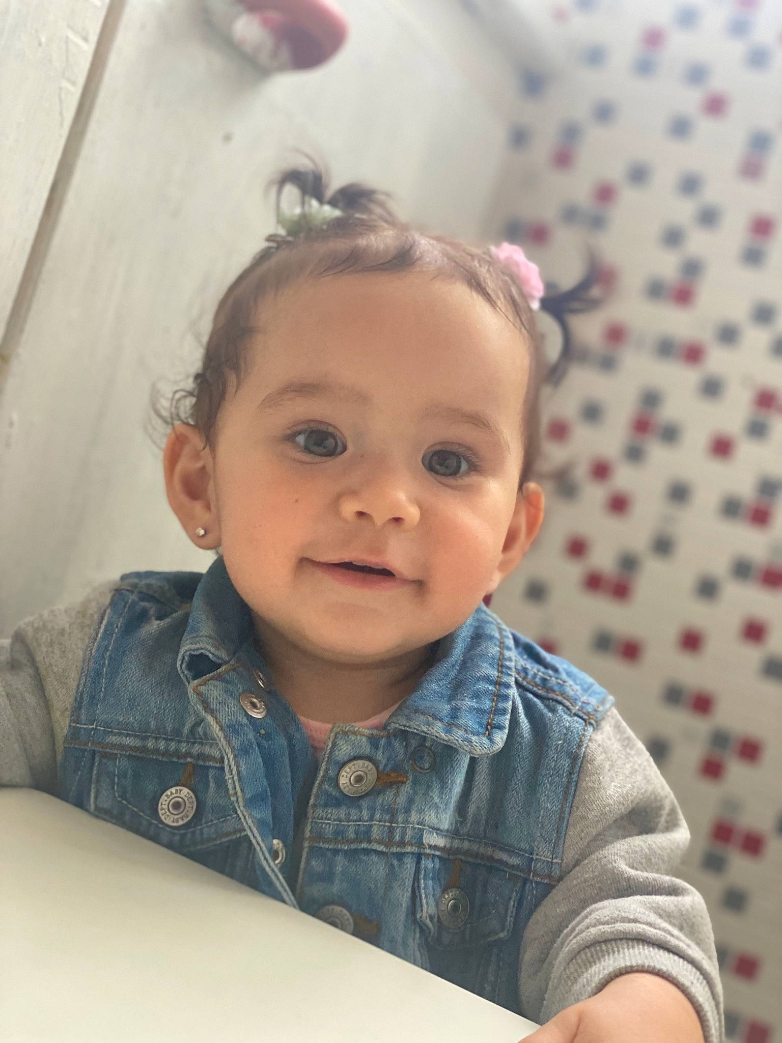 Lia participe au concours pour gagner de l'argent avec cette photo : baby, baby_toddler_clothing, cheek, chin, eyebrow, eyelash, forehead, fun, happy, head, iris, lip, mouth, nose, person, skin, sleeve, smile, t_shirt, toddler