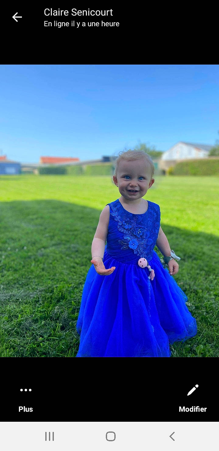 Lily participe au concours pour gagner de l'argent avec cette photo : day_dress, dress, electric_blue, event, flash_photography, formal_wear, gesture, grass, grassland, happy, joy, meadow, one_piece_garment, people_in_nature, person, photograph, prairie, recreation, sky, smile