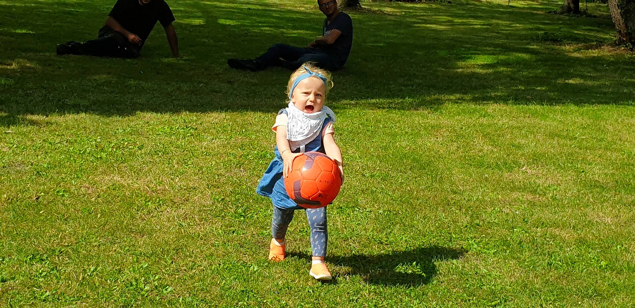 Lily participe au concours pour gagner de l'argent avec cette photo : ball, ball_game, boot, flooring, fun, grass, grassland, happy, headwear, lawn, leg, leisure, people_in_nature, person, plant, player, playing_with_kids, recreation, shorts, sneakers