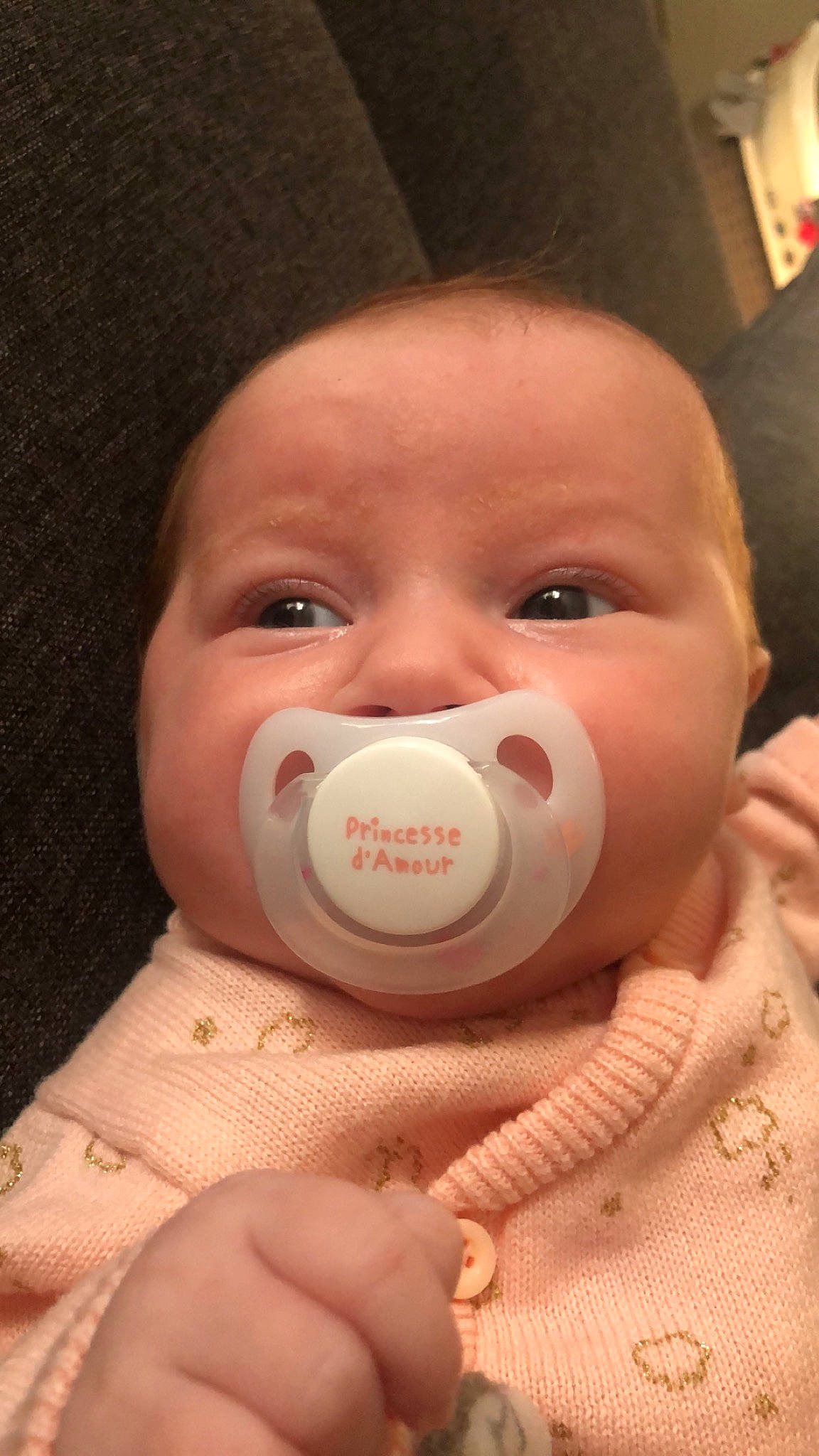 Mya a rejoint le concours — aidez-le/la à gagner de superbes lots ! audio_equipment, baby, baby_toddler_clothing, cheek, curious, drinkware, ear, eyebrow, eyelash, finger, gesture, happy, hearing, iris, lip, mouth, nail, nose, person, skin