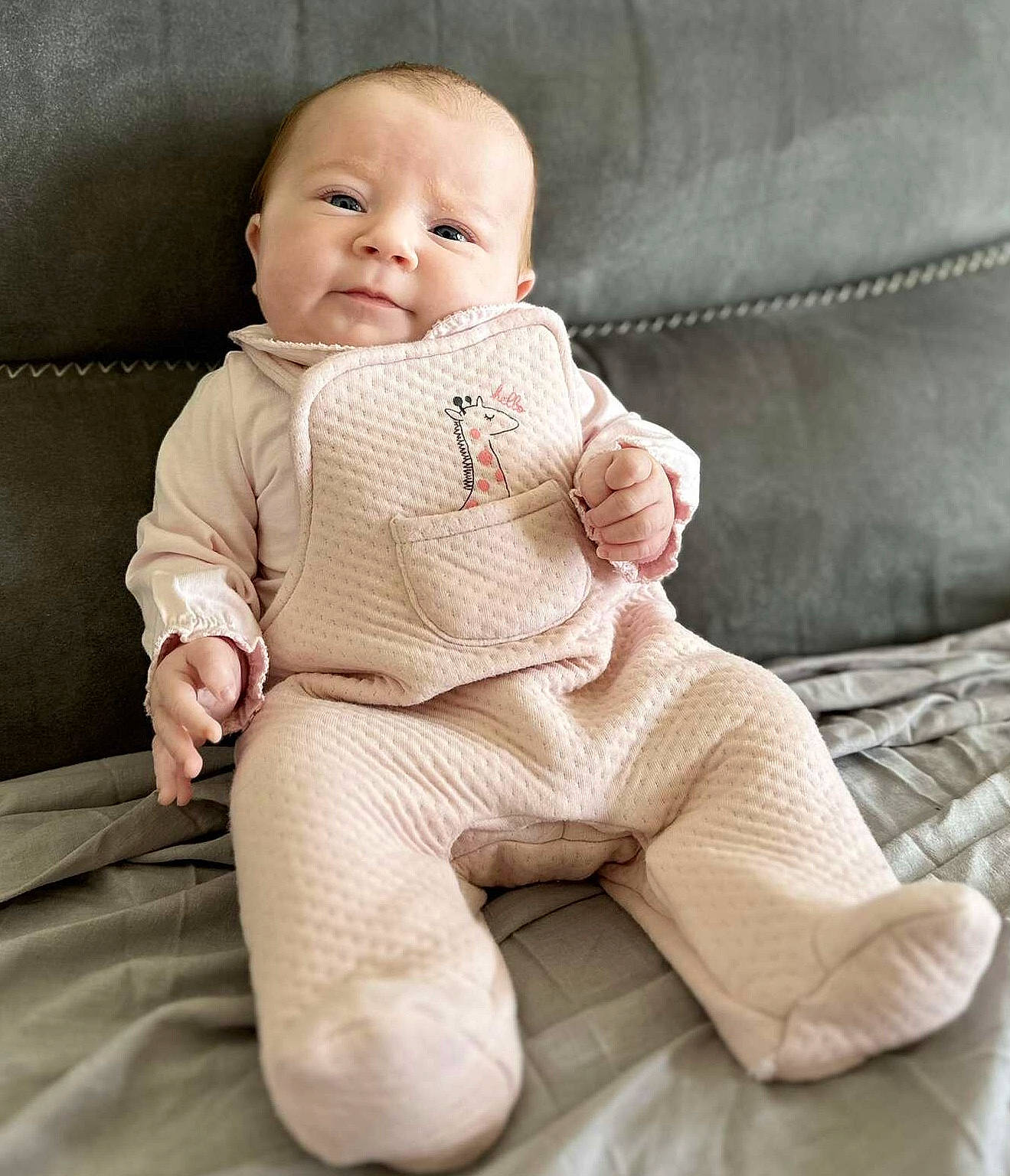 Mya a rejoint le concours — aidez-le/la à gagner de superbes lots ! baby, baby_toddler_clothing, barefoot, cheek, comfort, face, finger, flooring, foot, human_body, human_leg, knee, leg, neck, person, skin, sleeve, stomach, toddler, waist