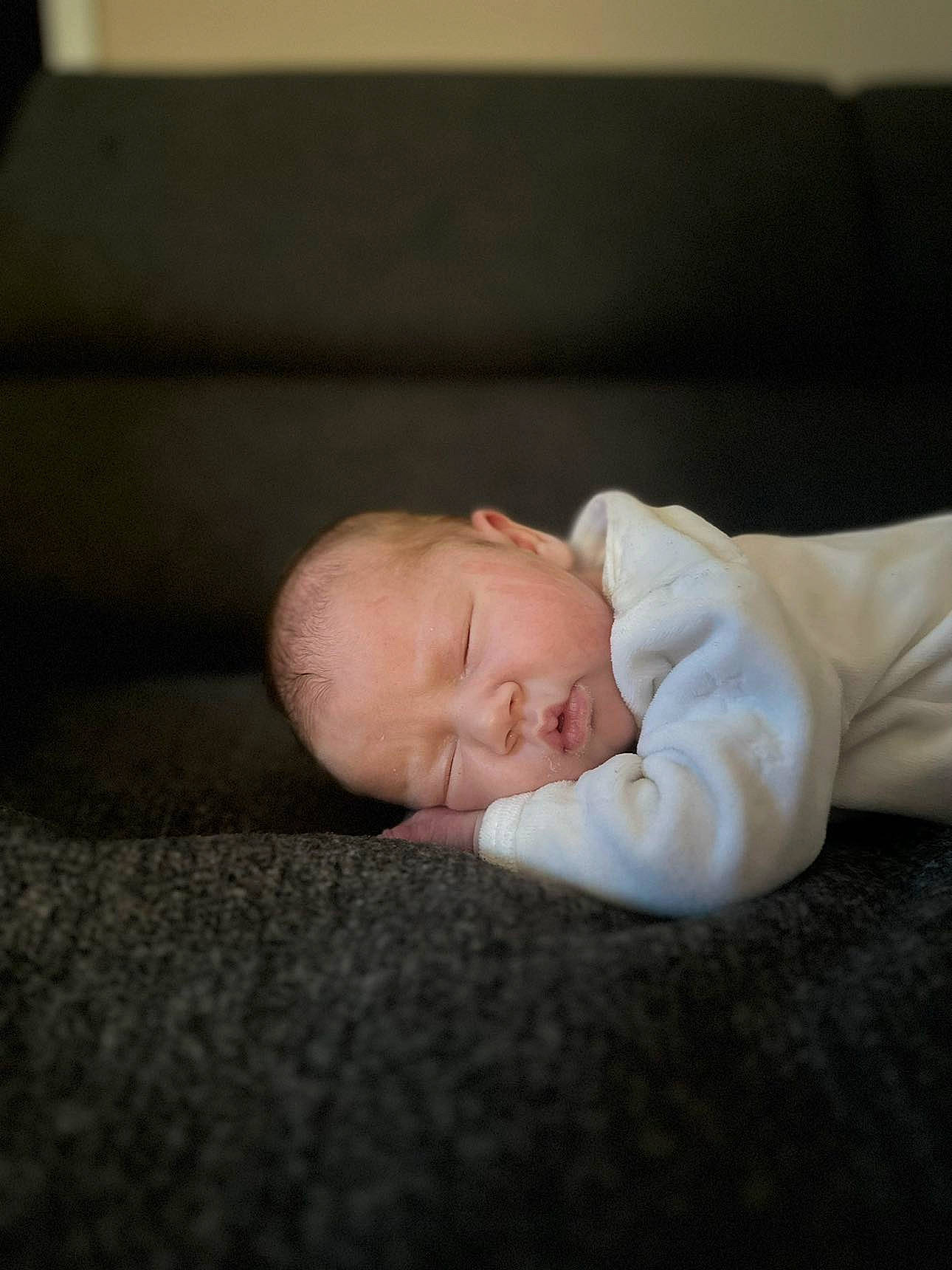 Mya a rejoint le concours — aidez-le/la à gagner de superbes lots ! baby, baby_sleeping, baby_toddler_clothing, bedtime, cheek, child, comfort, flash_photography, flooring, head, linens, nap, person, portrait_photography, room, sitting, sleep, sleeve, toddler, wood