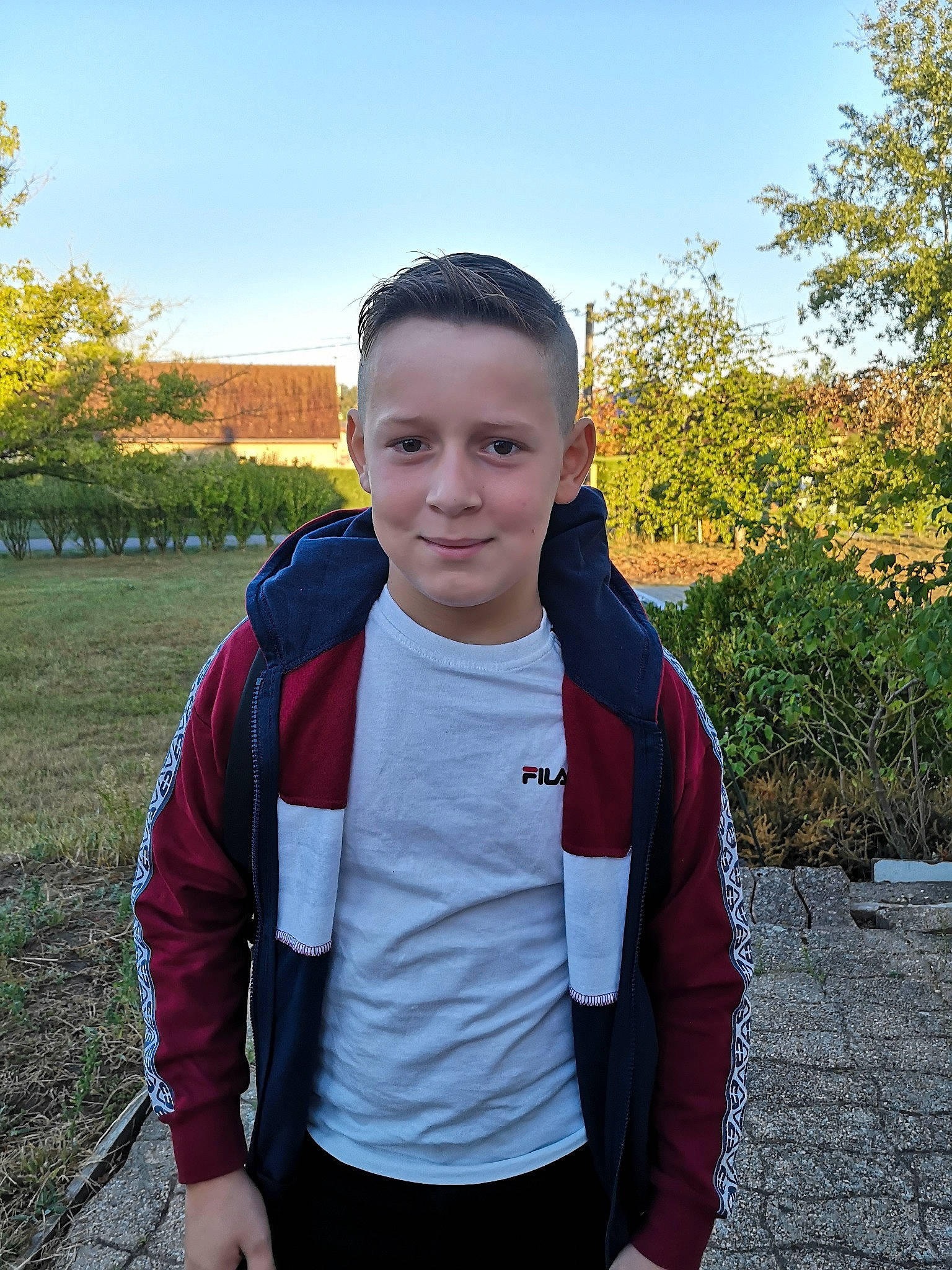 Loukas participe au concours pour gagner de l'argent avec cette photo : child, electric_blue, formal_wear, fun, grass, happy, joy, landscape, leisure, people_in_nature, person, personal_protective_equipment, plant, recreation, scarf, sky, sleeve, t_shirt, travel, tree