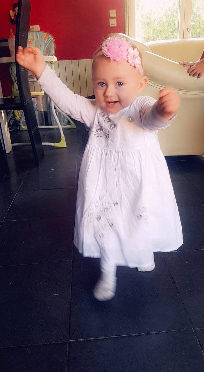 Lola a rejoint le concours — aidez-le/la à gagner de superbes lots ! arm, baby, cheek, child, costume, dress, person, pink, skin, toddler