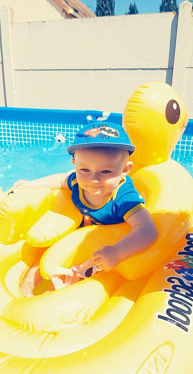 Lola a rejoint le concours — aidez-le/la à gagner de superbes lots ! baby_float, child, fun, happy, headgear, headwear, leisure, lifejacket, person, personal_protective_equipment, play, recreation, smile, summer, swimming_pool, toddler, toy, vacation, water, water_park