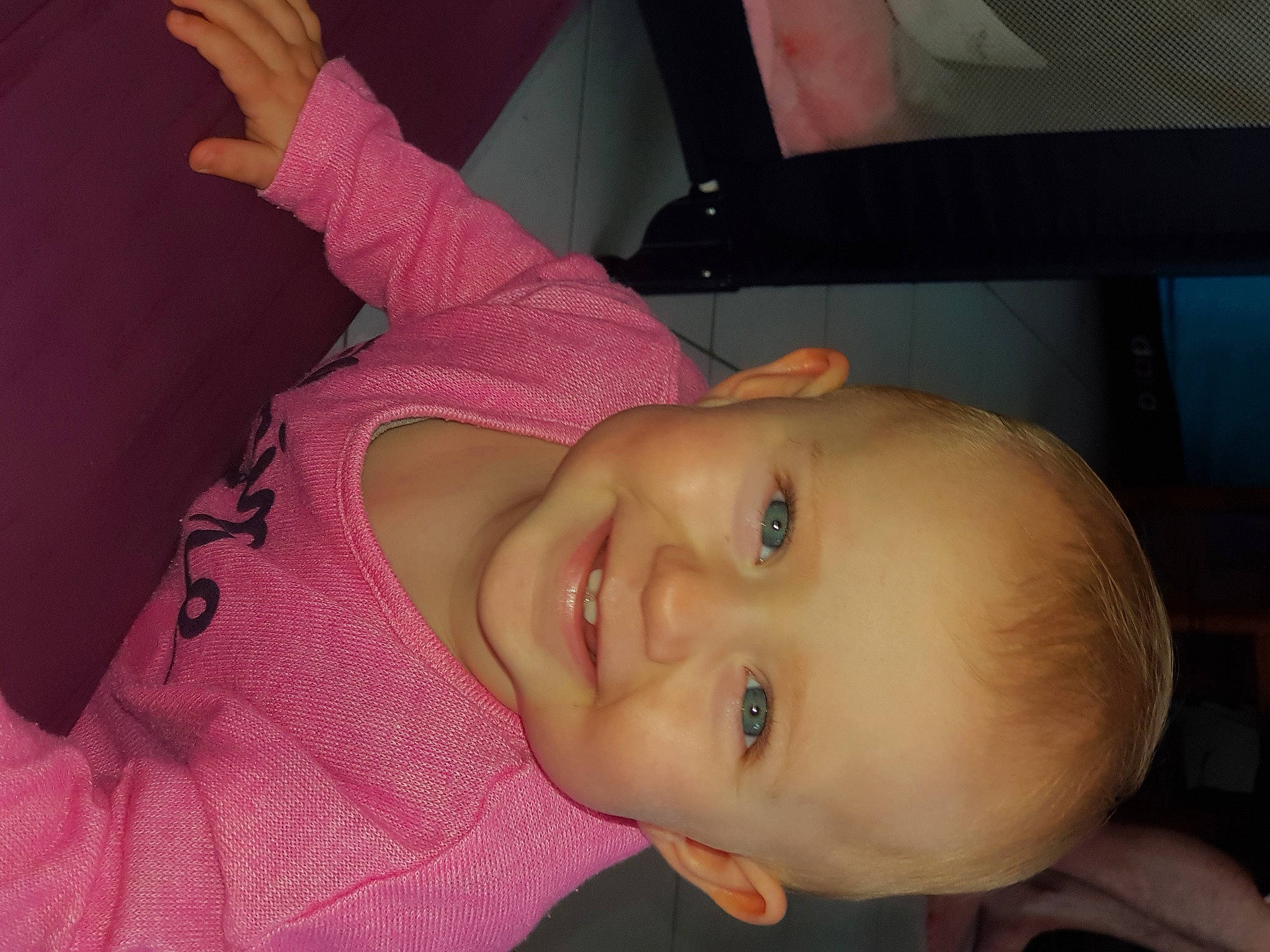 Lola participe au concours pour gagner de l'argent avec cette photo : baby, cheek, child, chin, ear, eye, face, finger, forehead, head, iris, joy, lip, mouth, muscle, neck, nose, person, pink, skin