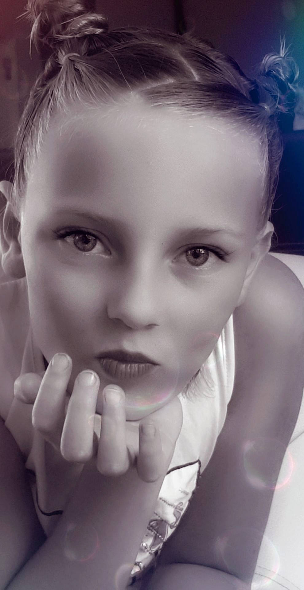 Manon a rejoint le concours — aidez-le/la à gagner de superbes lots ! beauty, black_and_white, cheek, child, chin, close_up, eye, eyebrow, face, facial_expression, forehead, hair, hairstyle, head, lip, mouth, nose, organ, person, portrait