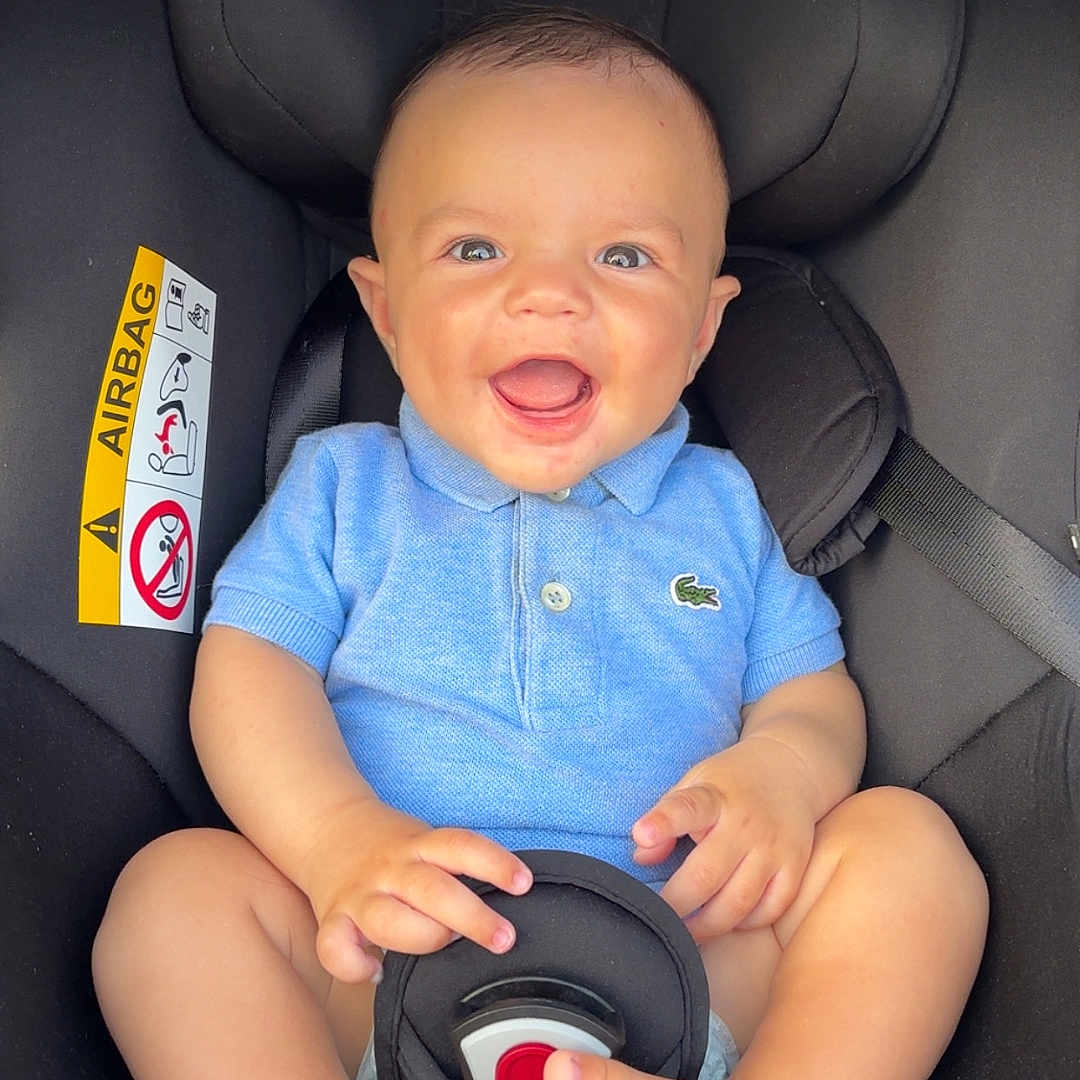 Khalys a rejoint le concours — aidez-le/la à gagner de superbes lots ! baby, blue_shirt, car, car_seat, child, child_seat, closeup, cushion, cute, hands, happy, infant, interior, polo_shirt, portrait, safety, seatbelt, sitting, smiling, toes