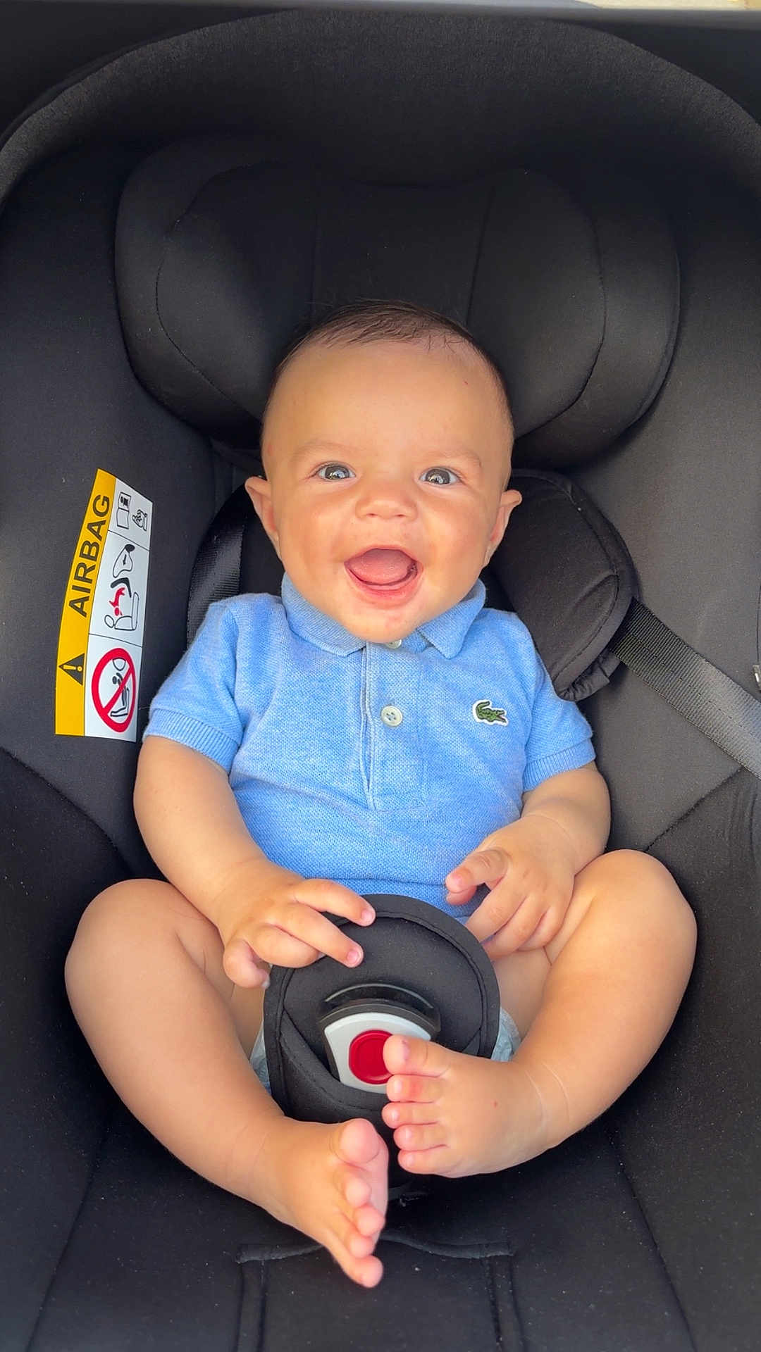 Khalys a rejoint le concours — aidez-le/la à gagner de superbes lots ! baby, child, car_seat, blue_shirt, smiling, happy, infant, seatbelt, cute, polo_shirt, toes, hands, sitting, interior, safety, car, child_seat, cushion, closeup, portrait