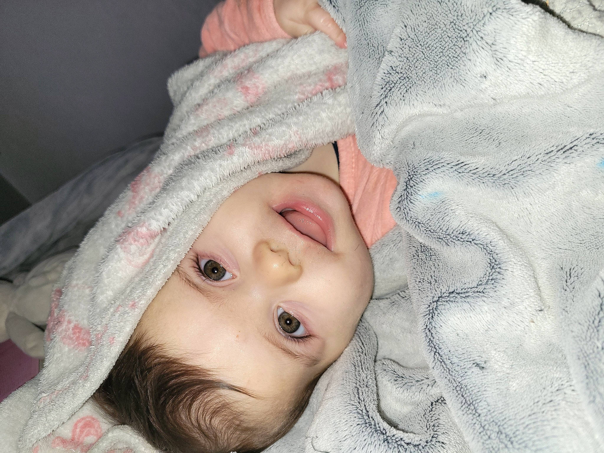 Ambre participe au concours pour gagner de l'argent avec cette photo : baby, cheek, child, chin, comfort, eyebrow, eyelash, facial_expression, flash_photography, grass, happy, hat, headgear, iris, lip, nose, person, skin, smile, toddler