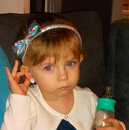 Alizée a rejoint le concours — aidez-le/la à gagner de superbes lots ! baby, brown_hair, cheek, child, drinkware, ear, eye, fashion_accessory, forehead, hair_accessory, head, headband, headgear, headpiece, iris, nose, person, plastic_bottle, skin, tableware