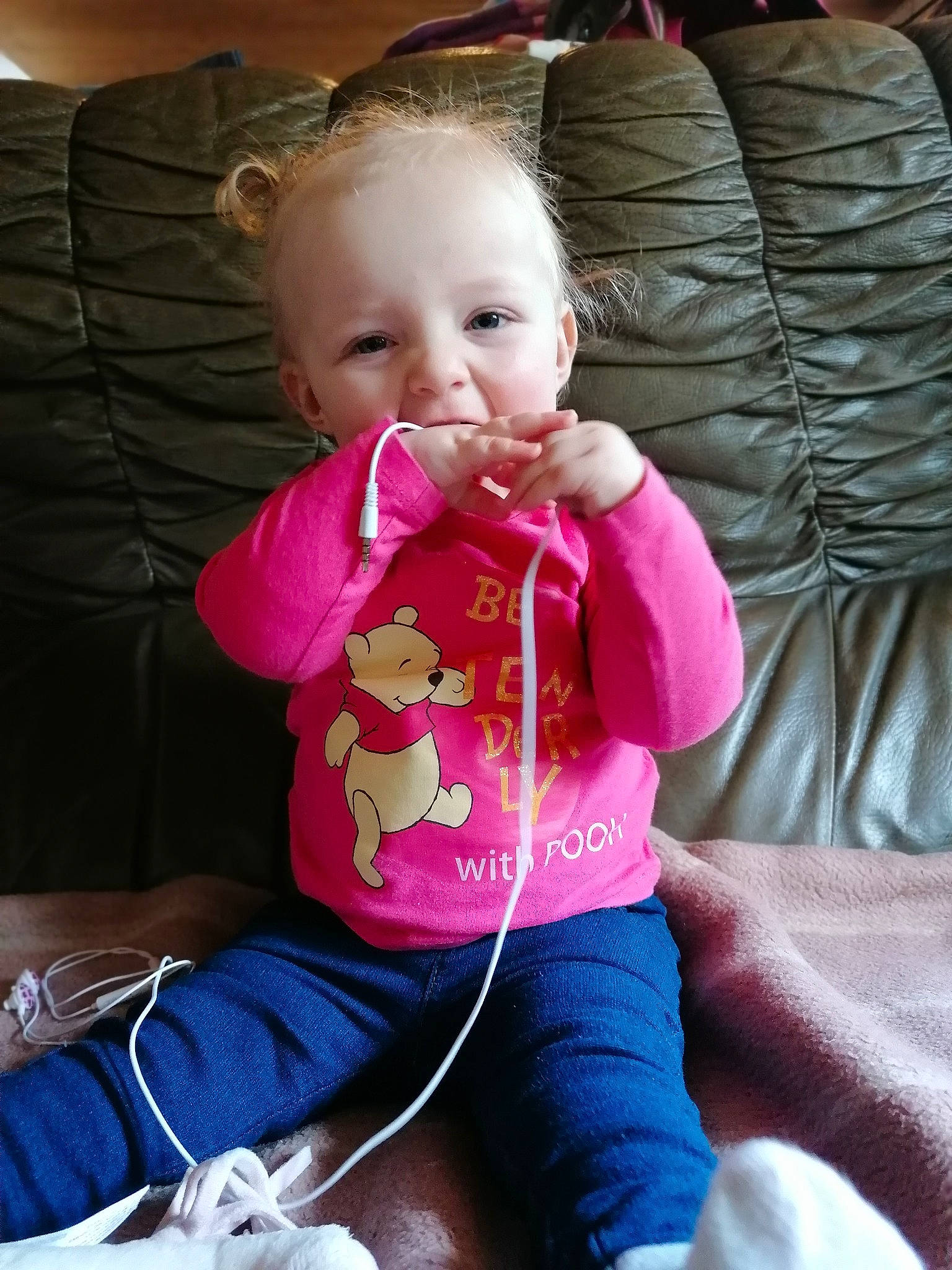 Louane a rejoint le concours — aidez-le/la à gagner de superbes lots ! baby, baby_toddler_clothing, cheek, comfort, eye, facial_expression, hair, happy, head, lap, lip, mouth, nose, person, pink, skin, sleeve, smile, textile, thigh