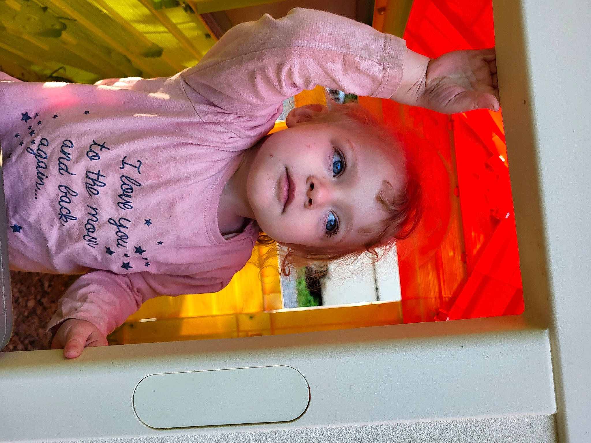 Louane a rejoint le concours — aidez-le/la à gagner de superbes lots ! baby, baby_products, baby_safety, baby_toddler_clothing, beauty, cheek, child, fun, magenta, person, pink, room, sleeve, toddler, vehicle_door, yellow