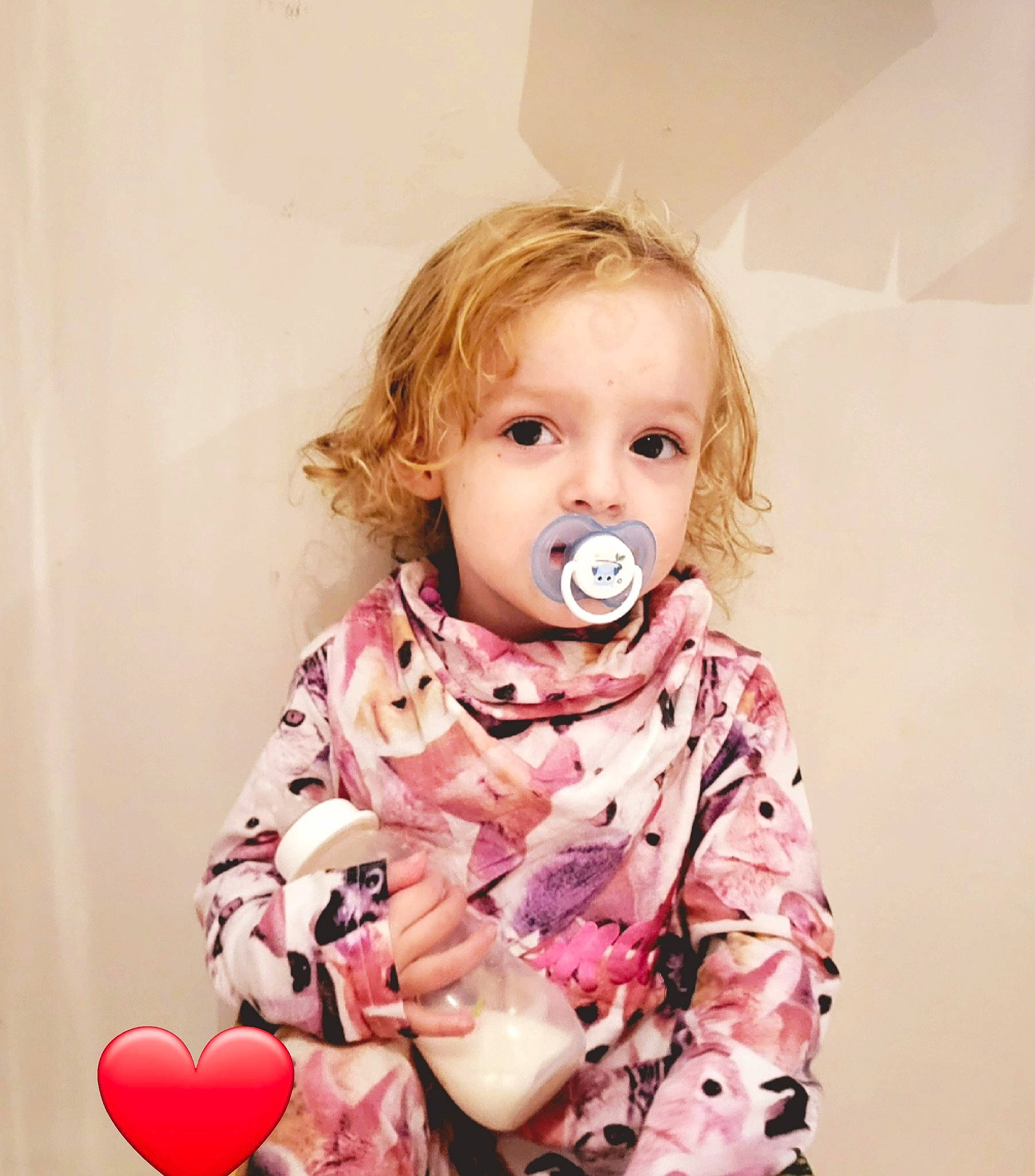 Louane a rejoint le concours — aidez-le/la à gagner de superbes lots ! baby, baby_toddler_clothing, blond, cheek, collar, dress, eyelash, face, happy, human_body, iris, lip, neck, nose, outerwear, pattern, person, pink, skin, sleeve