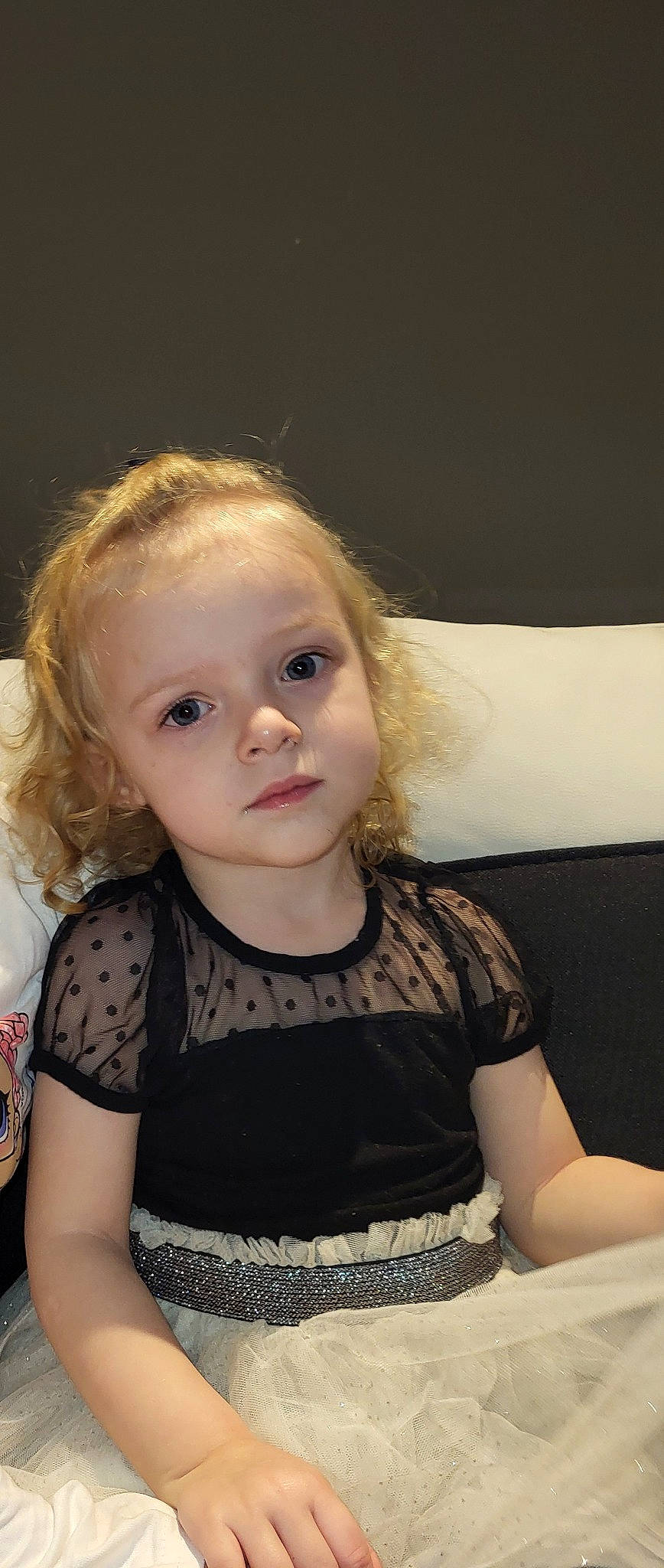 Louane a rejoint le concours — aidez-le/la à gagner de superbes lots ! arm, baby_toddler_clothing, blond, cheek, child, day_dress, eyelash, flash_photography, happy, iris, lip, neck, pattern, person, shoulder, sitting, skin, sleeve, t_shirt, toddler