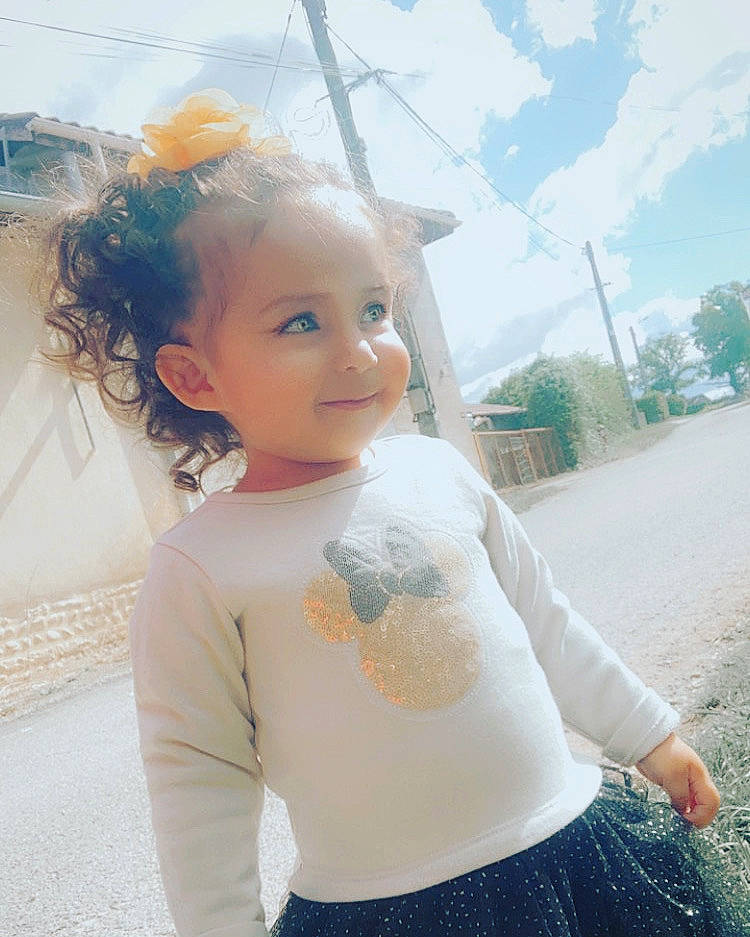 Leïna a rejoint le concours — aidez-le/la à gagner de superbes lots ! abdomen, baby_toddler_clothing, beauty, child_model, crop_top, denim, hair_accessory, happy, joy, person, portrait_photography, shoulder, sunlight, waist