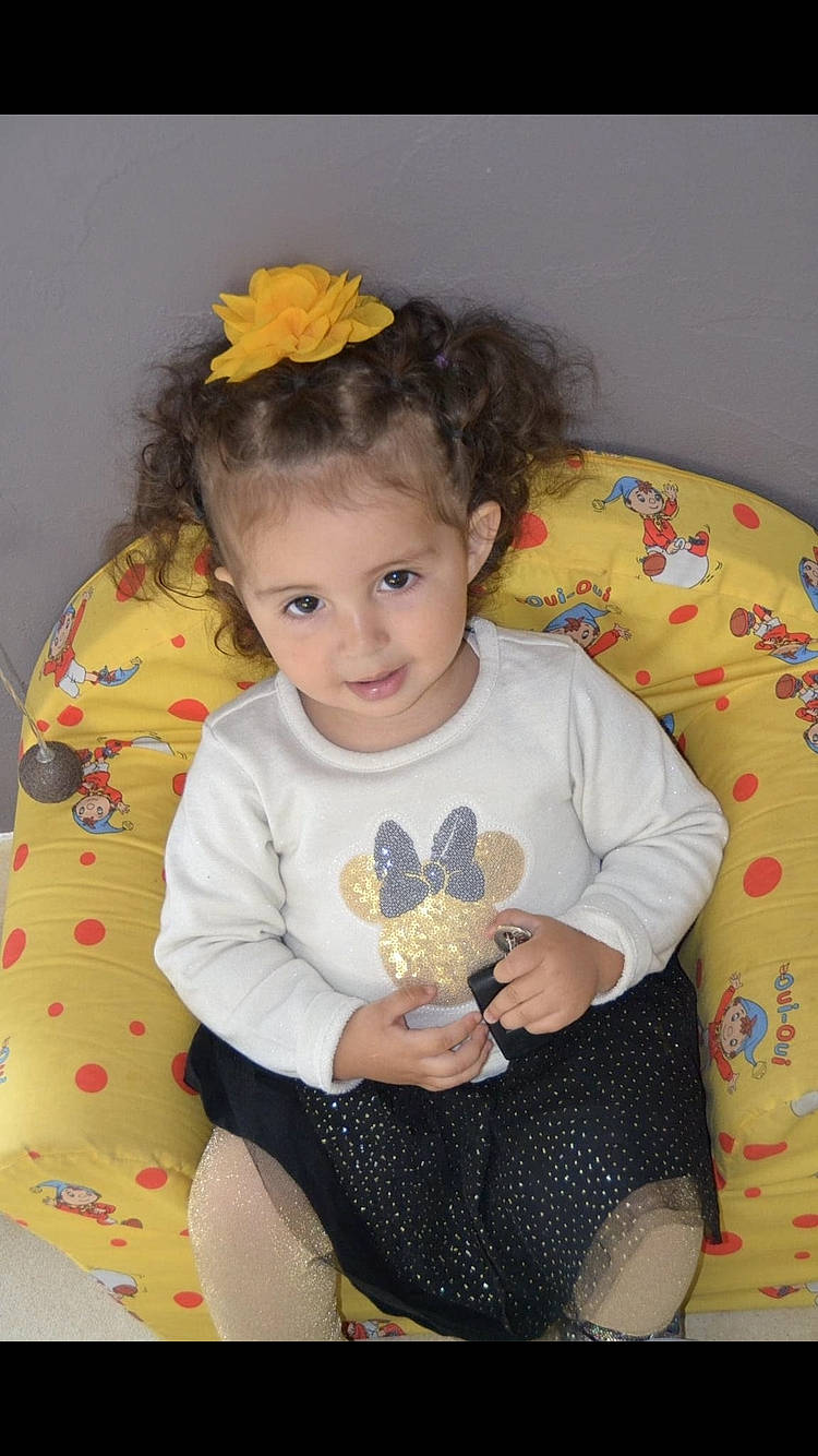 Leïna a rejoint le concours — aidez-le/la à gagner de superbes lots ! baby, baby_products, baby_toddler_clothing, child, ear, eye, hair_accessory, hand, headband, headpiece, human_body, joy, mammal, mouth, nightwear, pattern, person, polka_dot, sleeve, sock