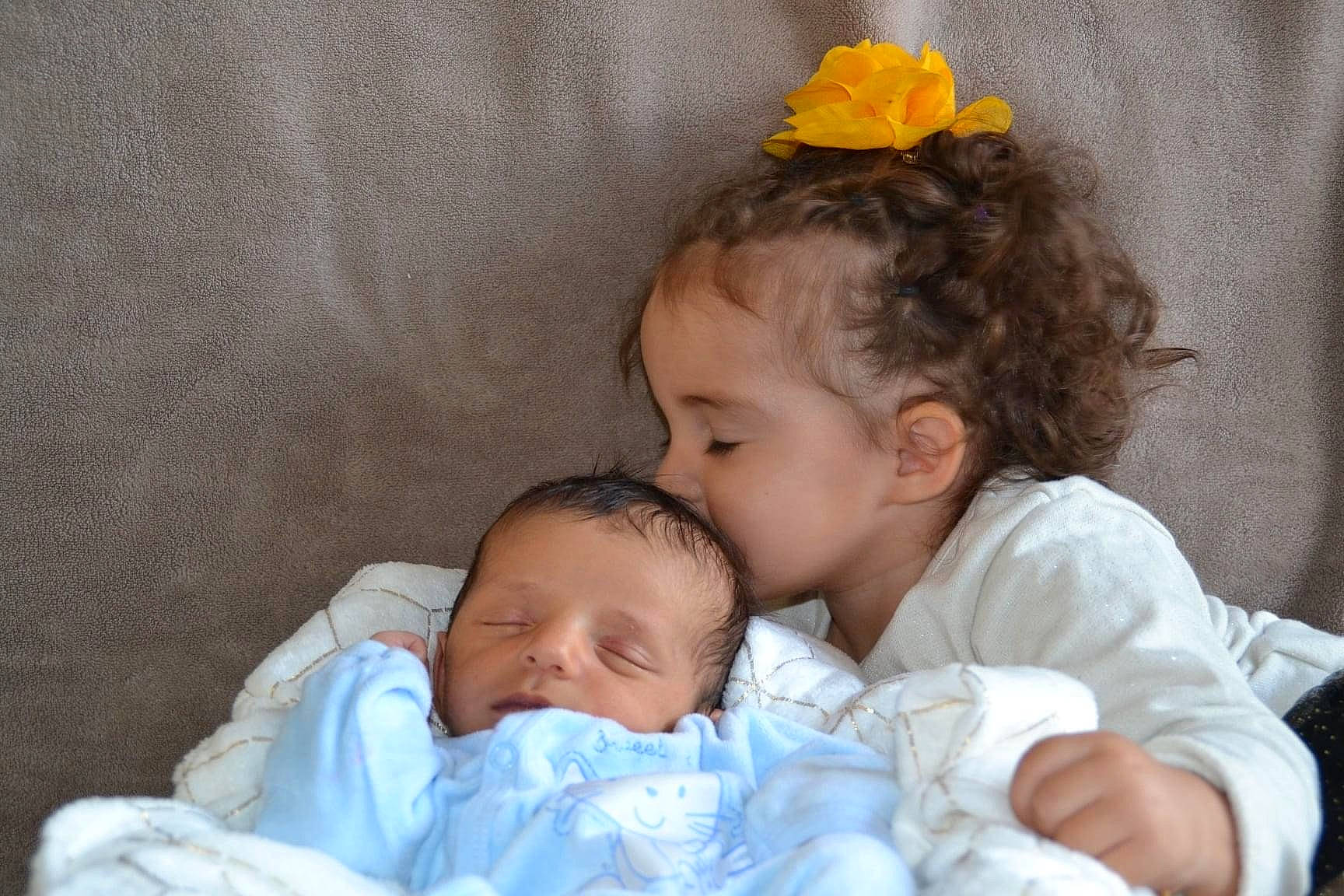 Leïna participe au concours pour gagner de l'argent avec cette photo : baby, baby_products, baby_toddler_clothing, bedtime, cheek, child, comfort, hair_accessory, headband, headpiece, linens, love, nap, person, skin, sleep, toddler