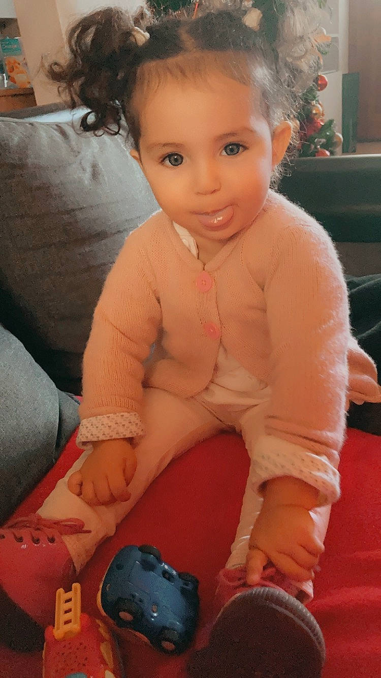 Leïna a rejoint le concours — aidez-le/la à gagner de superbes lots ! baby, baby_toddler_clothing, cheek, child, comfort, couch, hair_accessory, hairstyle, lap, living_room, person, sitting, skin, toddler, toy