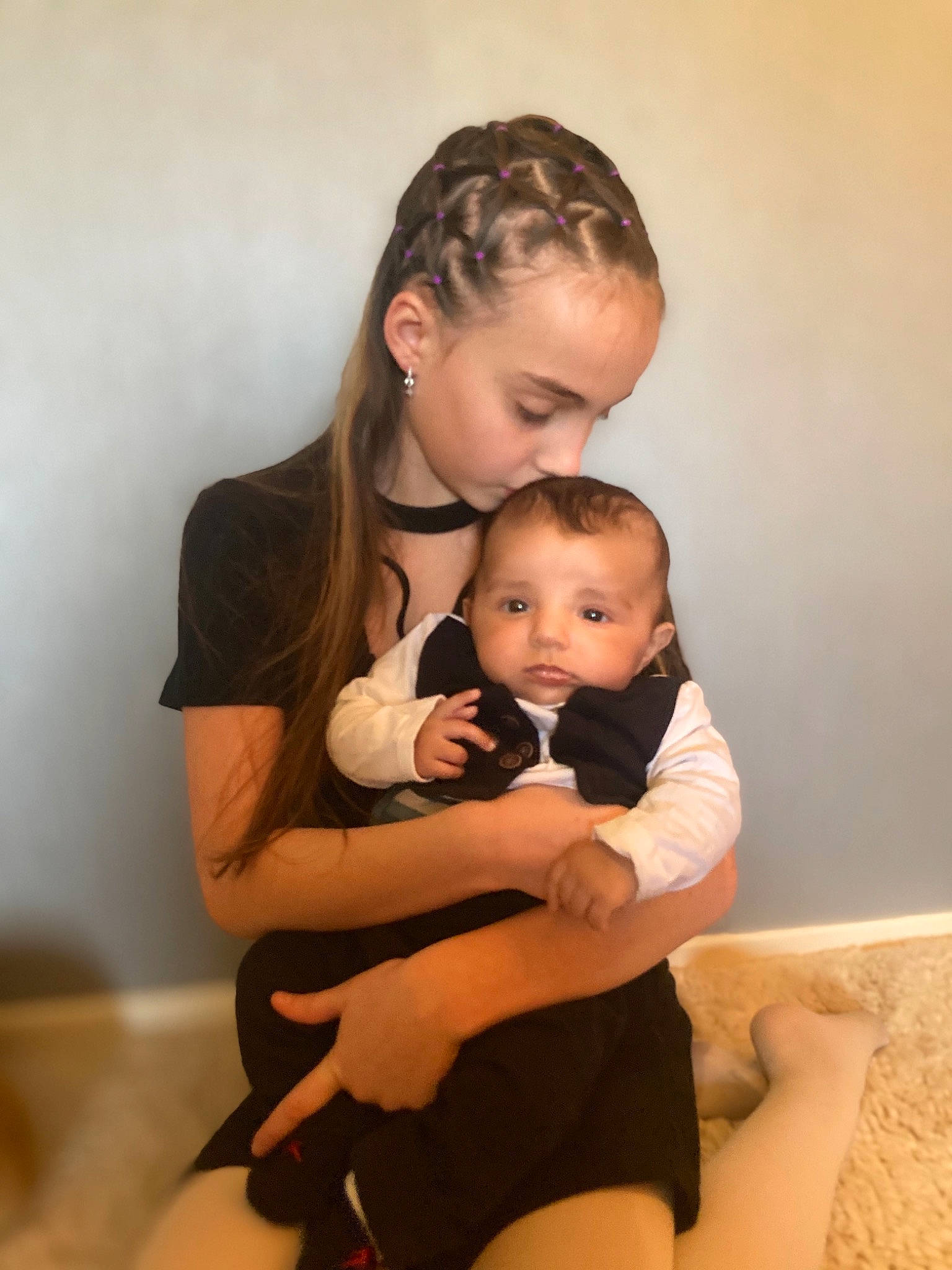 Louna participe au concours pour gagner de l'argent avec cette photo : abdomen, ankle, baby, baby_products, baby_toddler_clothing, cheek, child, comfort, ear, elbow, foot, head, interaction, lap, love, person, shoulder, skin, sock, stomach