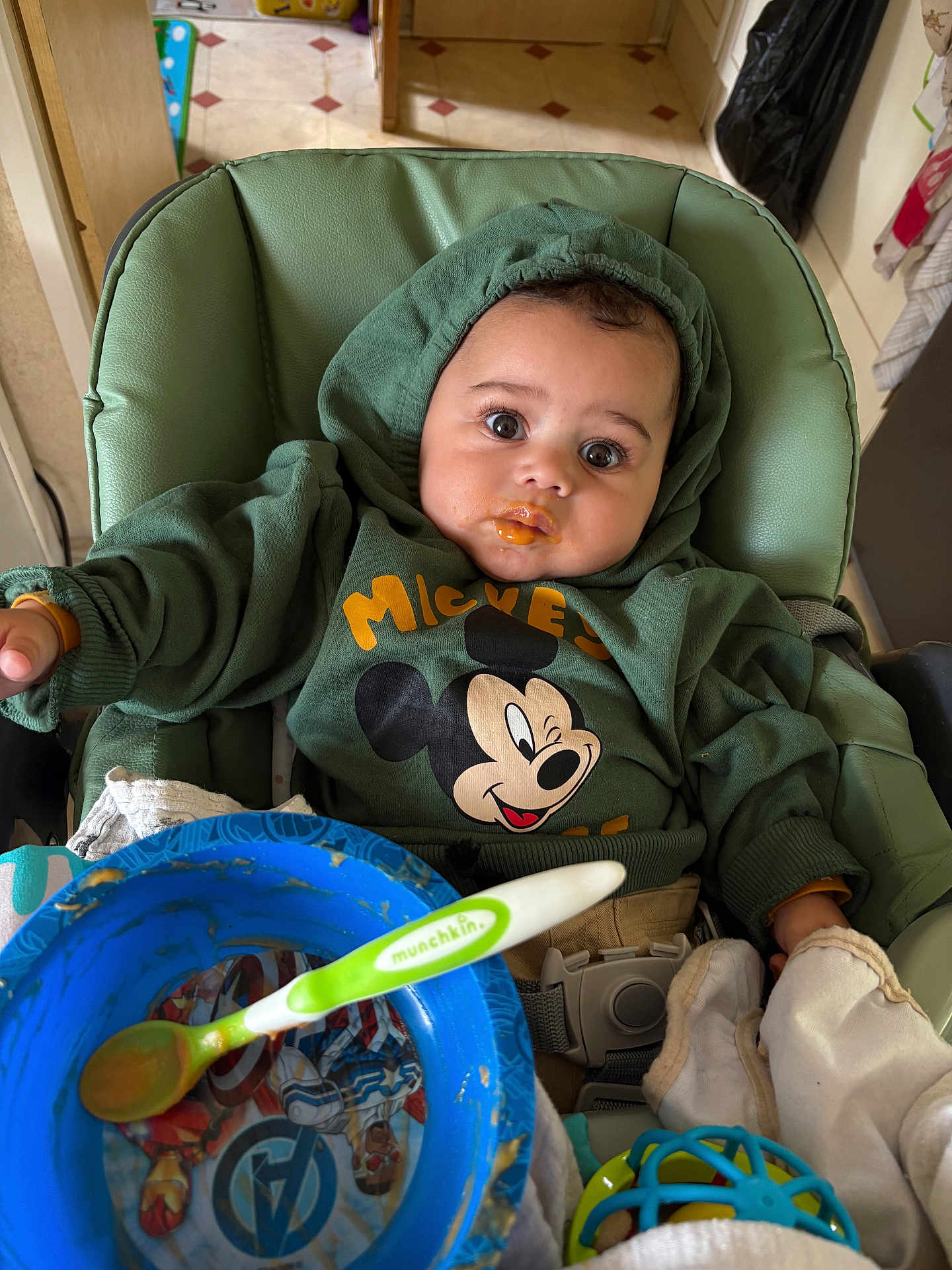 Noam a rejoint le concours — aidez-le/la à gagner de superbes lots ! baby, child, high_chair, hoodie, mickey_mouse, green_clothing, messy_face, spoon, bowl, avengers, toy, kitchen, food, feeding, seat_belt, curious, indoor, person, infant, cute