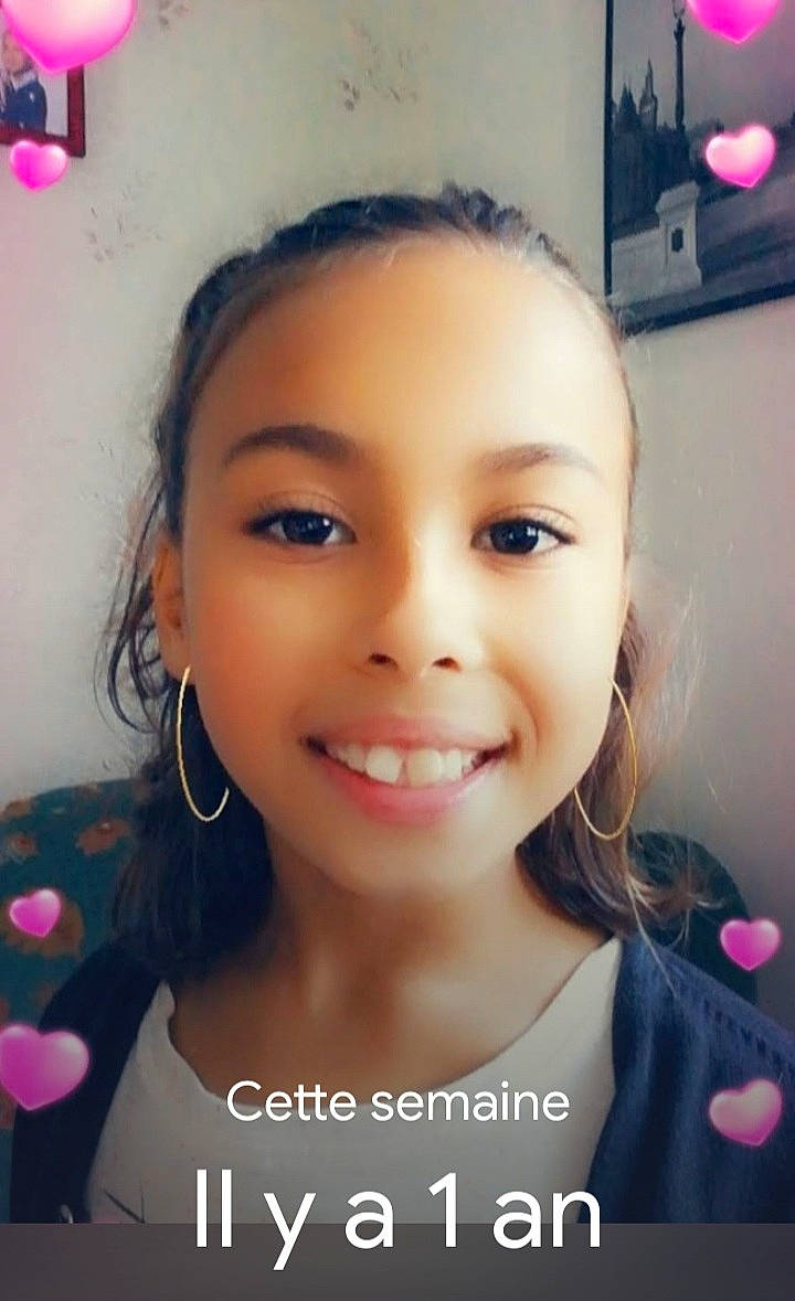 Amélie participe au concours pour gagner de l'argent avec cette photo : beauty, cheek, child, chin, cool, eye, eyebrow, face, forehead, hair, hairstyle, happy, head, joy, lip, material_property, nose, person, pink, selfie