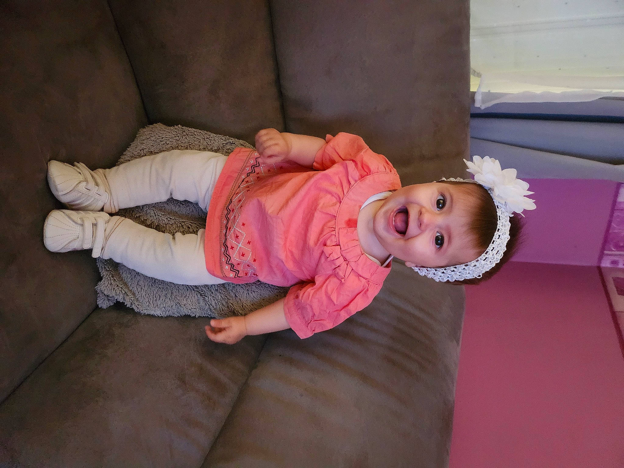 Lana a rejoint le concours — aidez-le/la à gagner de superbes lots ! baby, baby_toddler_clothing, cheek, child, comfort, floor, flooring, fun, fur, hat, magenta, mammal, person, pink, room, sitting, skin, sleeve, sock, toddler