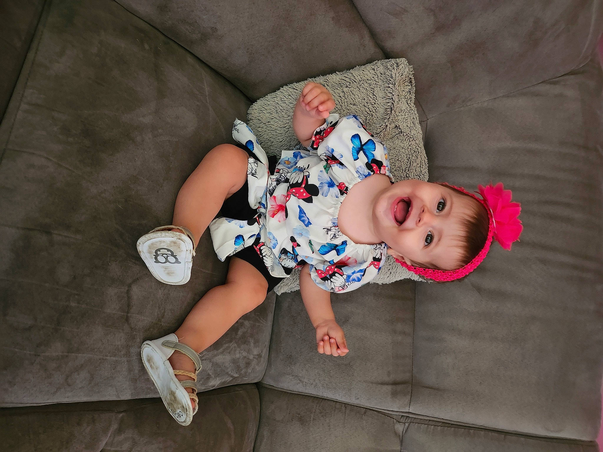 Lana a rejoint le concours — aidez-le/la à gagner de superbes lots ! baby, baby_toddler_clothing, child, comfort, face, foot, fun, grass, human_leg, joy, knee, lap, linens, pattern, person, sitting, skin, sleeve, sock, thigh