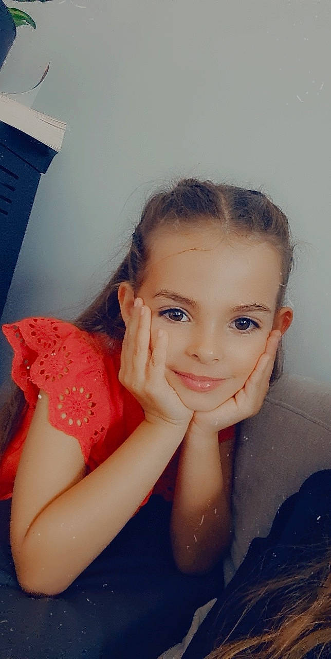 Léana participe au concours pour gagner de l'argent avec cette photo : arm, cheek, cool, ear, eyebrow, eyelash, finger, flash_photography, forehead, gesture, happy, iris, jaw, joy, lip, mouth, neck, nose, person, shoulder