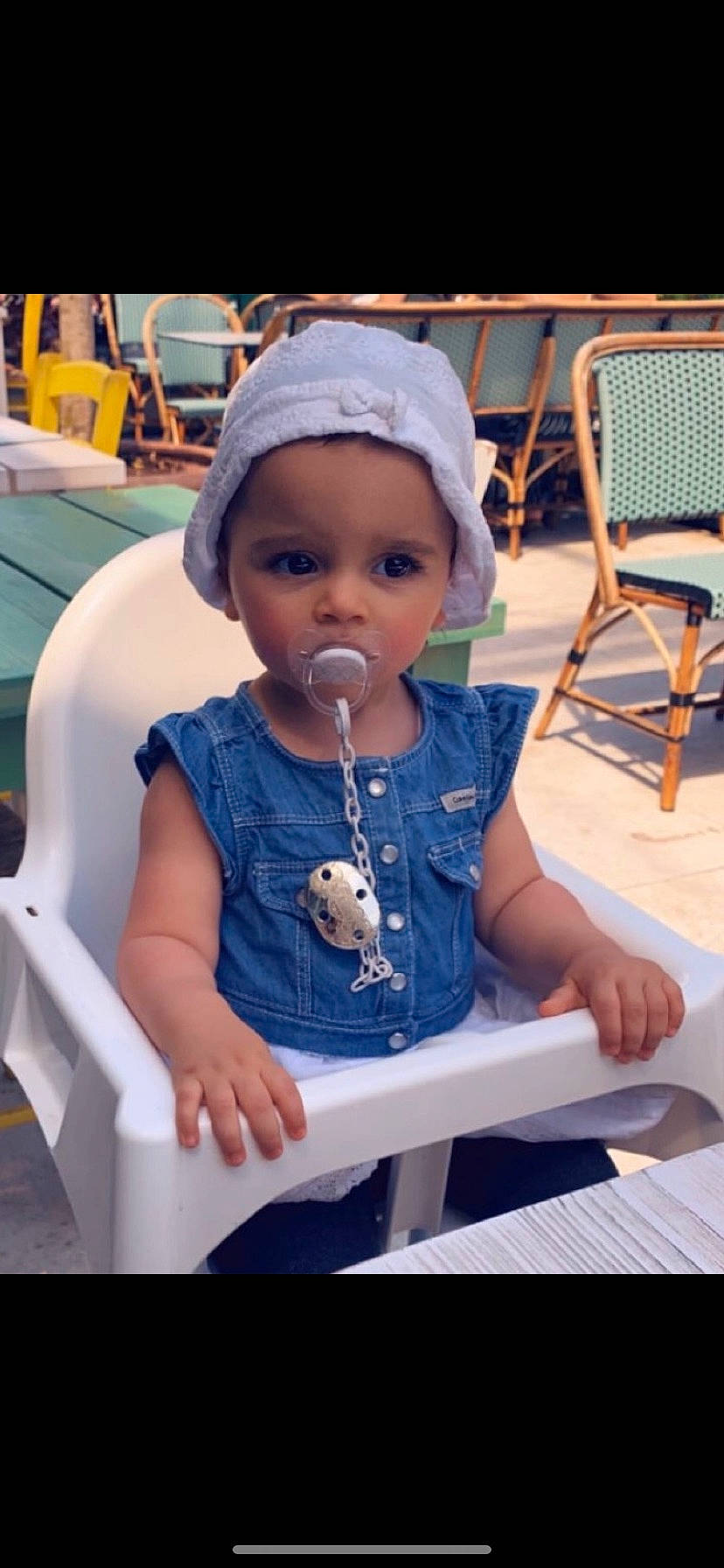 Lyna a rejoint le concours — aidez-le/la à gagner de superbes lots ! baby, baby_products, baby_toddler_clothing, cap, chair, child, electric_blue, event, fashion_accessory, fun, happy, hat, headwear, jewellery, leisure, person, recreation, sitting, t_shirt, toddler