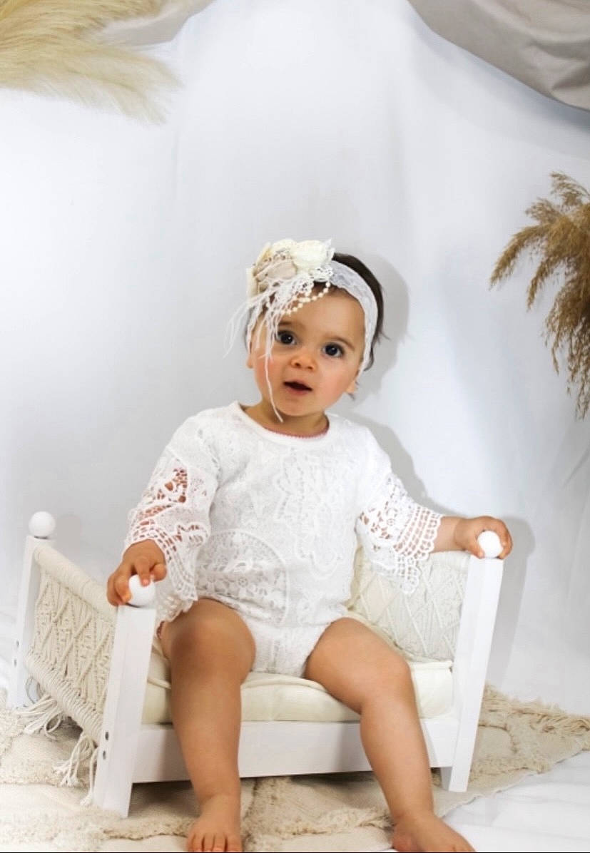 Lyna participe au concours pour gagner de l'argent avec cette photo : baby, baby_toddler_clothing, bridal_accessory, day_dress, dress, embellishment, fashion_accessory, fashion_design, flash_photography, happy, headband, headpiece, headwear, human_body, jewellery, peach, person, room, sitting, sleeve