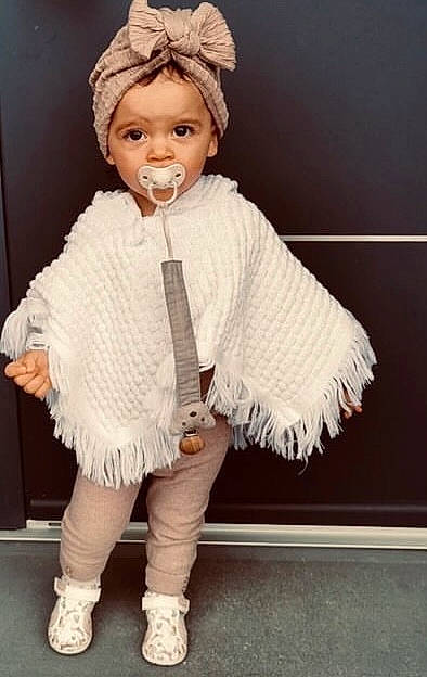 Lyna a rejoint le concours — aidez-le/la à gagner de superbes lots ! baby_toddler_clothing, cap, child, embellishment, face, fashion_accessory, fashion_design, fur, fur_clothing, head, headgear, knit_cap, outerwear, pattern, person, sitting, sleeve, toddler, white, wool