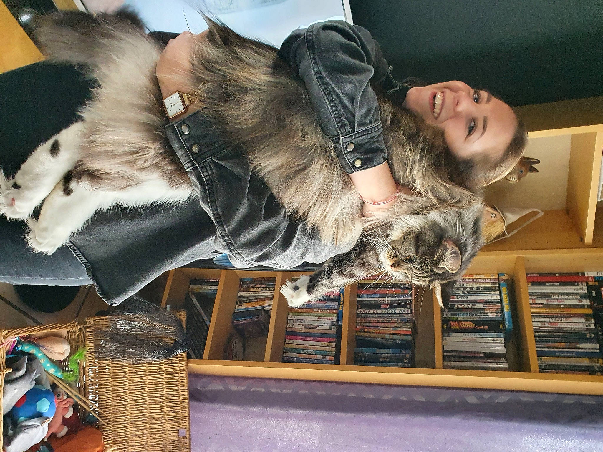 Salvador participe au concours pour gagner de l'argent avec cette photo : animal_product, companion_dog, fashion_design, feather, fun, fur, fur_clothing, natural_material, room, street_fashion, wing