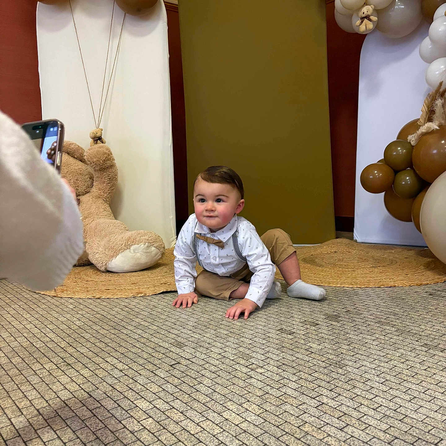 Louis a rejoint le concours — aidez-le/la à gagner de superbes lots ! baby, babycrawling, clothing, crawling, electronics, hosiery, mobilephone, people, person, phone, sitting, sock