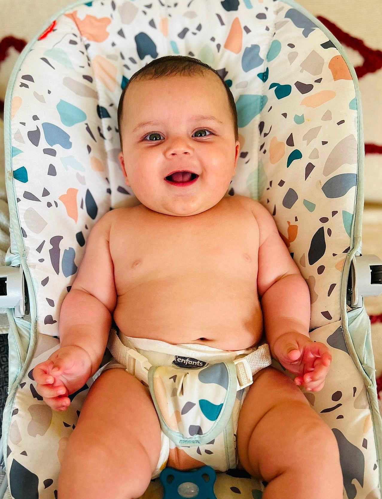 Zayn participe au concours pour gagner de l'argent avec cette photo : baby, child, smiling, sitting, infant, happy, face, skin, seat, patterned, clothing, indoor, cute, chubby, hands, legs, head, comfort, joyful, young