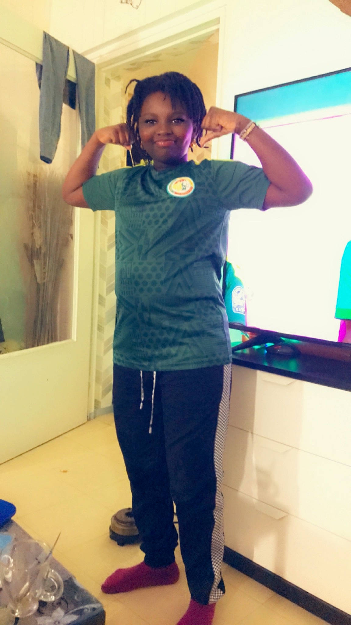 Awa a rejoint le concours — aidez-le/la à gagner de superbes lots ! blue, elbow, electric_blue, event, fun, gesture, happy, joint, joy, knee, person, selfie, sleeve, smile, snapshot, sportswear, standing, t_shirt, thigh, thumb