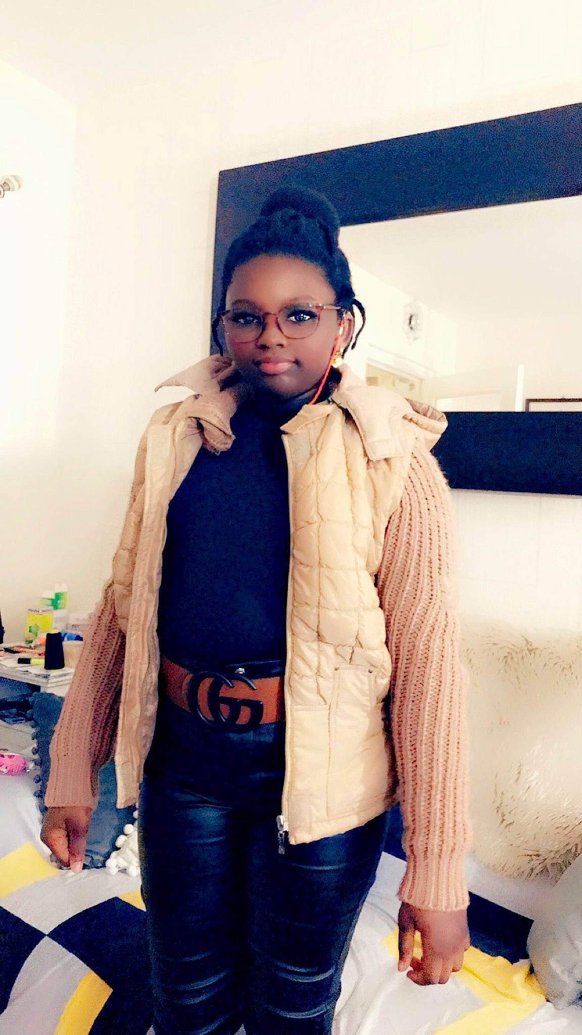 Awa participe au concours pour gagner de l'argent avec cette photo : beard, cool, denim, electric_blue, eyewear, facial_hair, fashion_accessory, fashion_design, fun, fur, fur_clothing, glasses, jacket, jeans, person, shoulder, sleeve, street_fashion, vision_care, waist