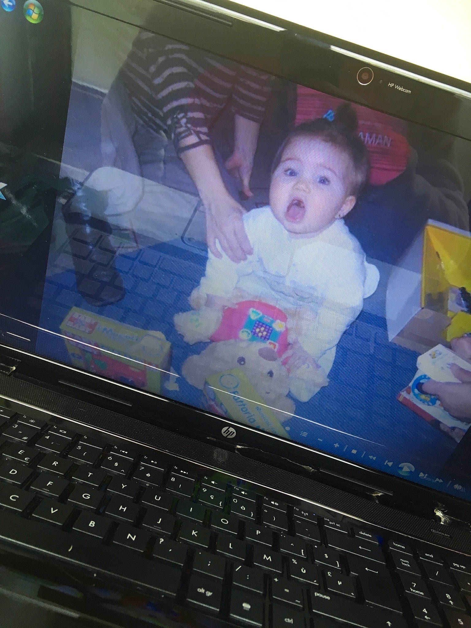 Cheyenne a rejoint le concours — aidez-le/la à gagner de superbes lots ! child, computer, display_device, electronic_device, fun, gadget, laptop, netbook, person, personal_computer, screen, surprise, technology, toddler