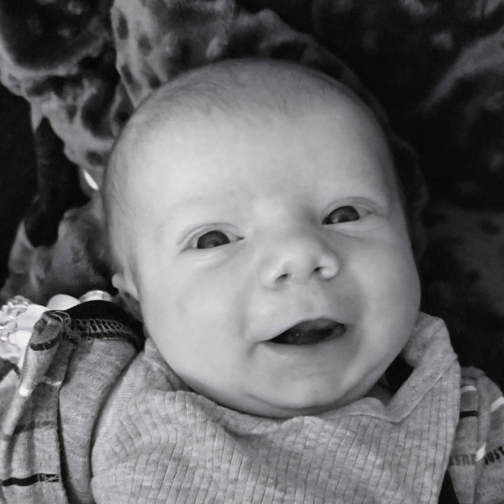 Soan participe au concours pour gagner de l'argent avec cette photo : baby, black_and_white, blanket, child, closeup, clothing, cozy, cute, expression, eyes, face, happy, head, indoors, infant, person, portrait, smiling, texture, young