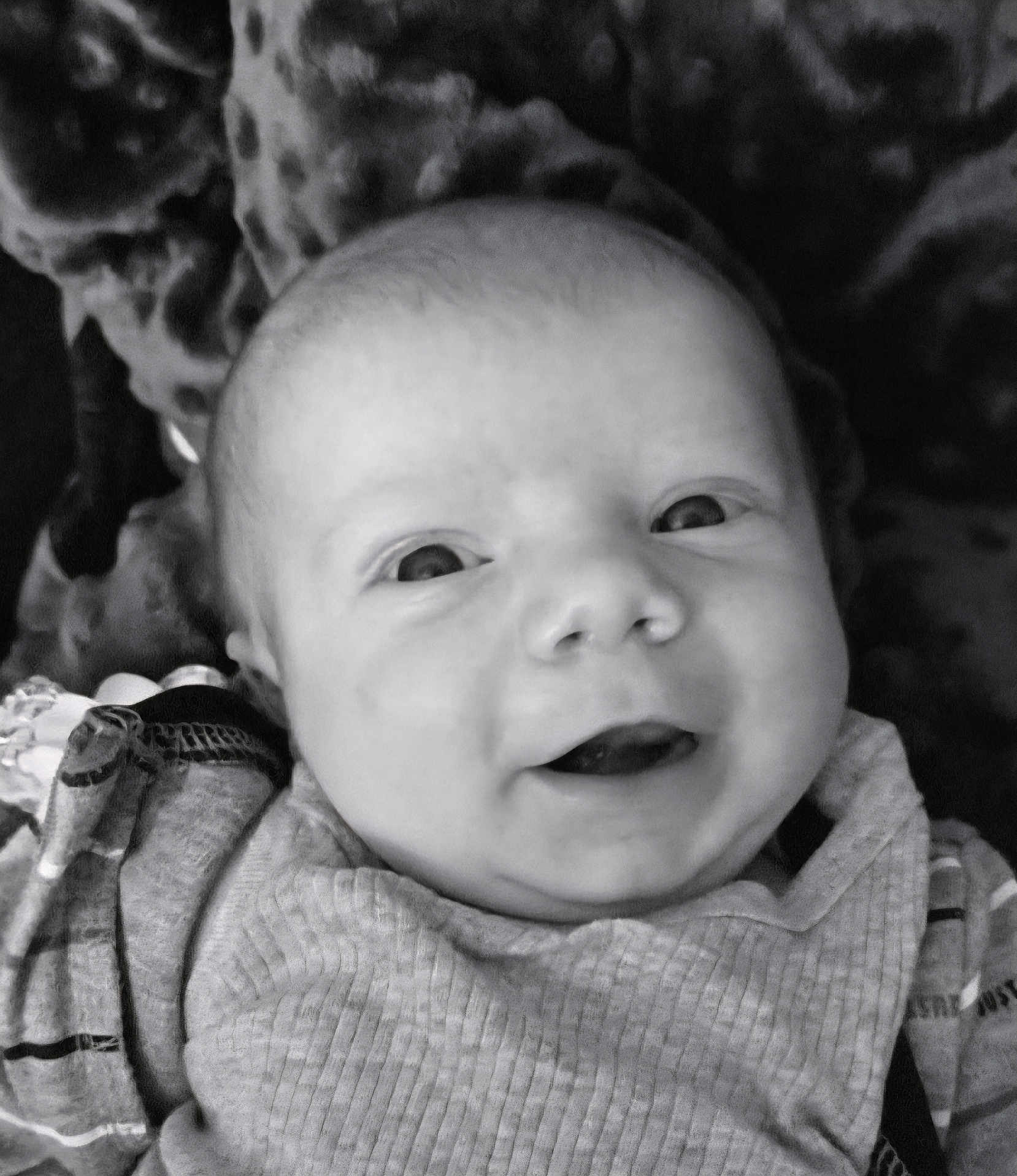 Soan participe au concours pour gagner de l'argent avec cette photo : baby, smiling, face, closeup, infant, child, portrait, black_and_white, cozy, clothing, texture, blanket, happy, cute, young, person, head, expression, eyes, indoors