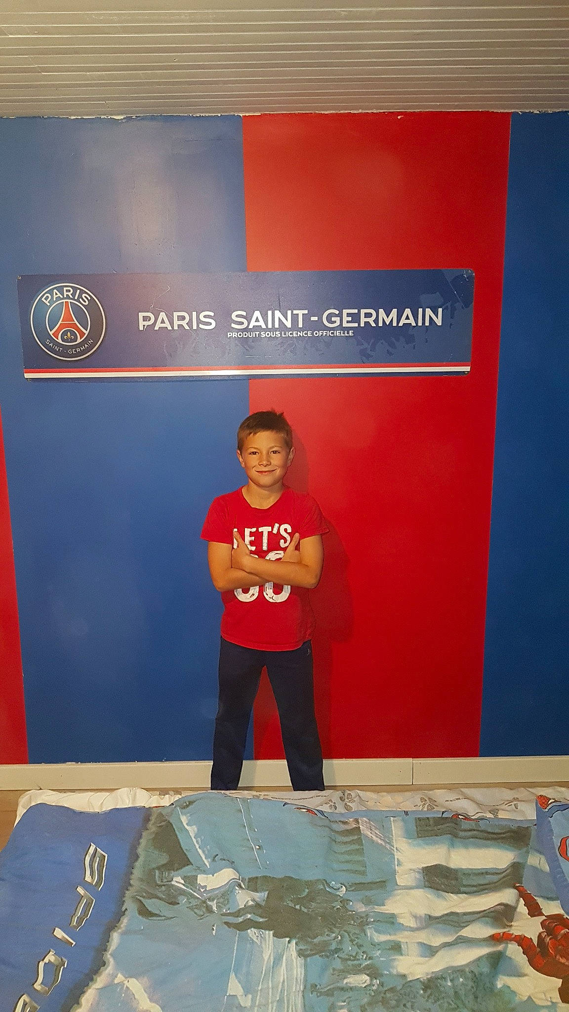 Matt participe au concours pour gagner de l'argent avec cette photo : advertising, banner, blue, fun, joy, person, poster, product, red, world