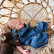 Victor participe au concours pour gagner de l'argent avec cette photo : baby, sleeping, denim_overalls, striped_shirt, wicker_chair, fluffy_cushion, teddy_bear, knitted_toy, cozy, indoor, child, cute, resting, soft_fabric, infant, portrait, relaxation, cuddly, home, peaceful