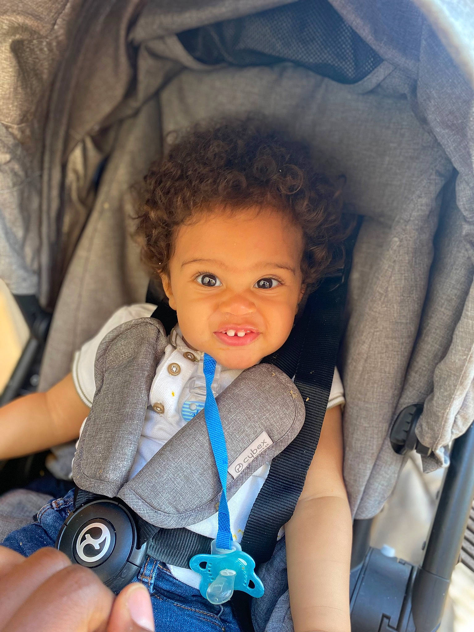 Logann a rejoint le concours — aidez-le/la à gagner de superbes lots ! azure, baby_carriage, blue, chair, cheek, child, comfort, electric_blue, eyebrow, hairstyle, human, iris, organ, people, person, photograph, product, skin, smile, textile