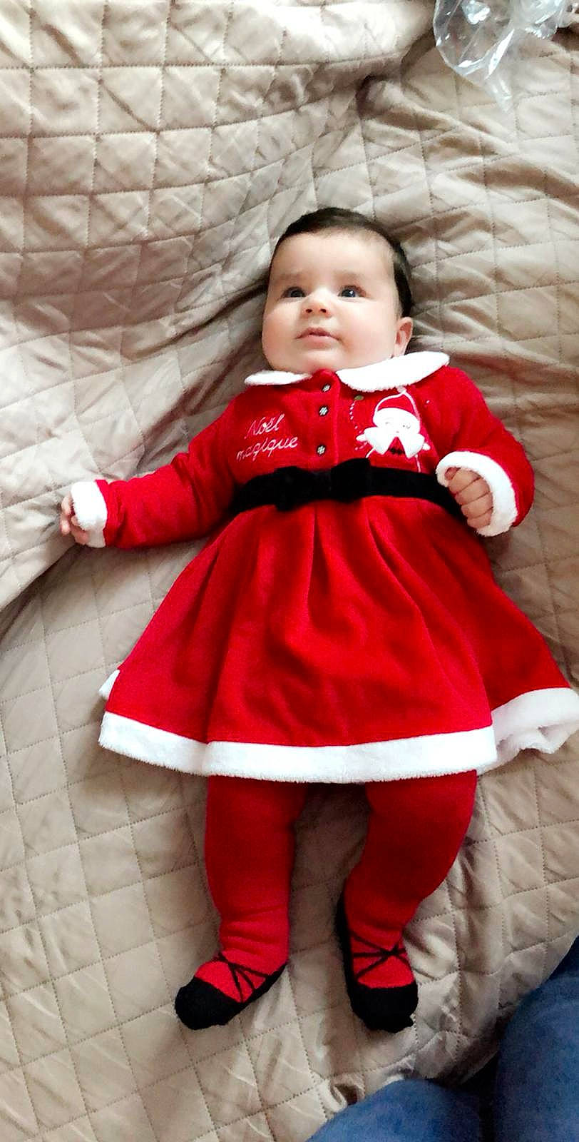 Milana participe au concours pour gagner de l'argent avec cette photo : baby, child, child_model, christmas, christmas_eve, costume, fictional_character, outerwear, person, red, santa_claus, sleeve, toddler