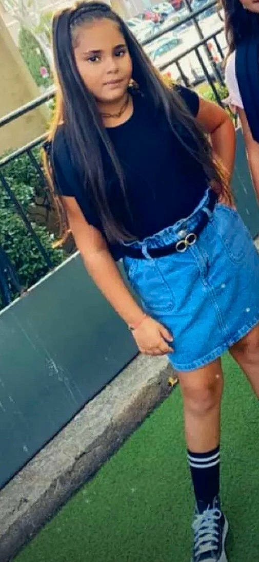 Sanay a rejoint le concours — aidez-le/la à gagner de superbes lots ! abdomen, calf, chest, cool, denim, electric_blue, eyewear, grass, human_leg, jean_short, knee, person, shorts, shoulder, sleeve, sportswear, sunglasses, t_shirt, thigh, trunk