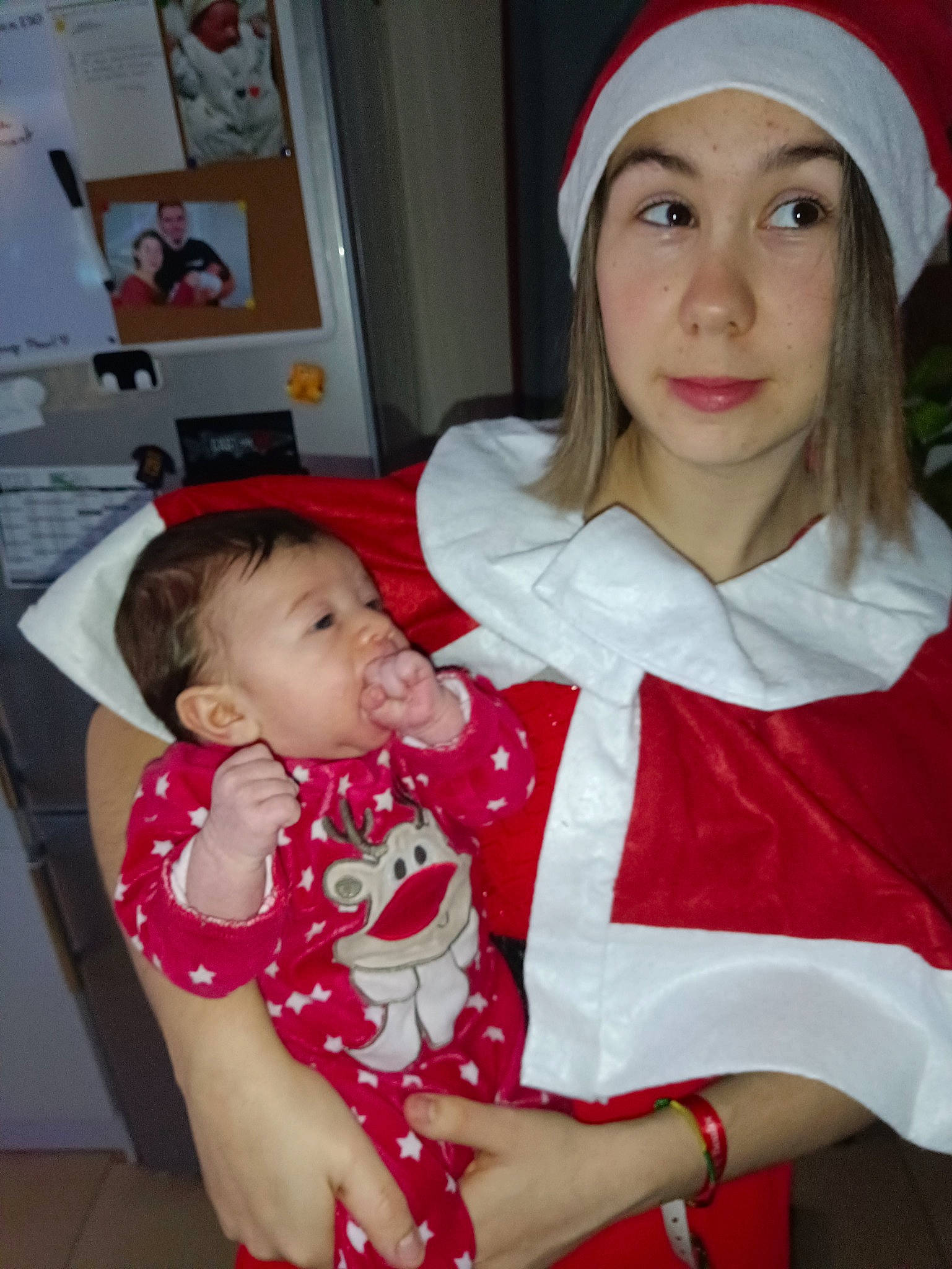 Aiden a rejoint le concours — aidez-le/la à gagner de superbes lots ! baby, beauty, carmine, child, christmas_eve, costume_hat, event, eye, fashion_accessory, fictional_character, fun, happy, headwear, holiday, lap, person, picture_frame, red, room, skin