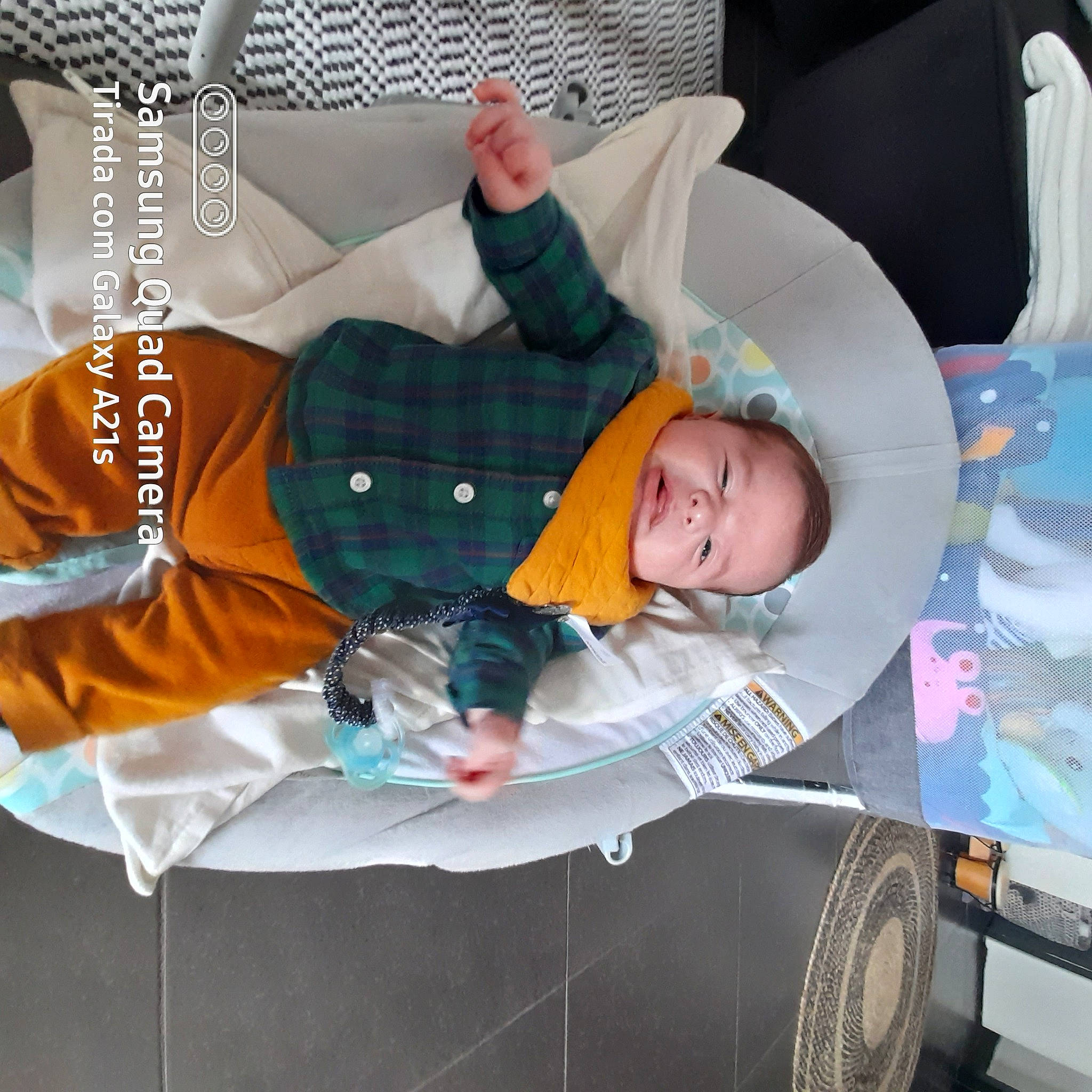 Gabriel a rejoint le concours — aidez-le/la à gagner de superbes lots ! baby, baby_carriage, baby_products, baby_toddler_clothing, car_seat, child, comfort, infant_bed, lap, linens, nap, pattern, person, room, sitting, sleeve, sock, tie, toddler